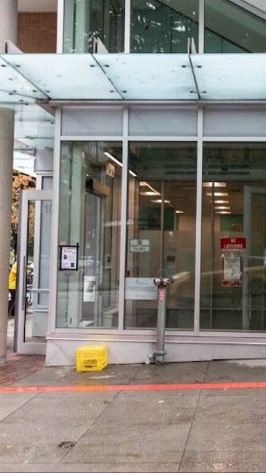 Le Dr Brian Conway, président et directeur médical du Centre des maladies infectieuses de Vancouver, revient sur l'abandon, par la Colombie-Britannique, du projet de centre de prévention des surdoses au centre-ville de Vancouver.