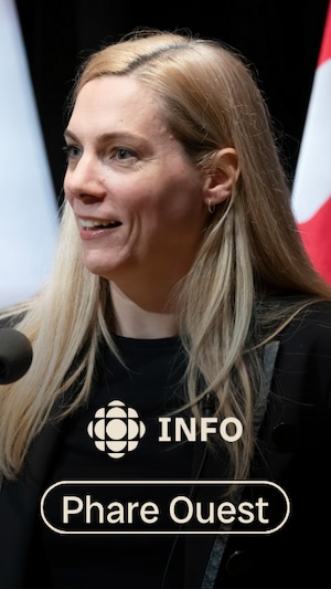Pascale St-Onge devant un micro.
Les logos de l'émission radio Phare Ouest et de Radio-Canada Info.
