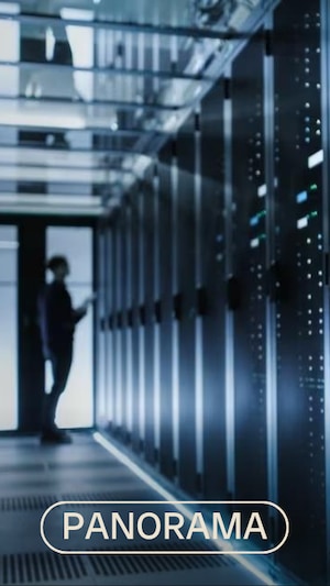 Une installation physique sécurisée regroupant des serveurs, équipements réseau et systèmes de stockage pour collecter, traiter, stocker et distribuer d’énormes volumes de données et d’applications pour les entreprises, nécessitant une infrastructure complexe (refroidissement, alimentation, sécurité) pour fonctionner 24 heures sur 24 et sept jours sur sept.