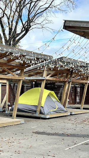 Une tente dans un cubicule du marché public de Rimouski, au parc de la Gare.