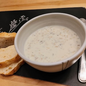 Une soupe aux champignons dans un bol.