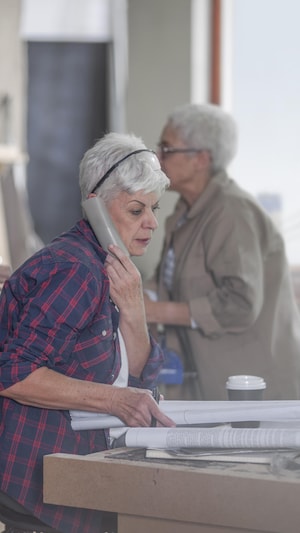 Une employée séniore se met au travail.