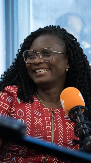 Ama Dogbefou tout sourire dans le studio radio. Fév 2026.