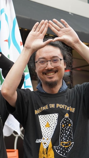 Des fans d'Angine de poitrine forment un triangle avec leurs mains.