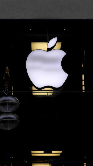 Le logo Apple est illuminé devant un magasin à Munich, en Allemagne, le lundi 13 novembre 2023. 