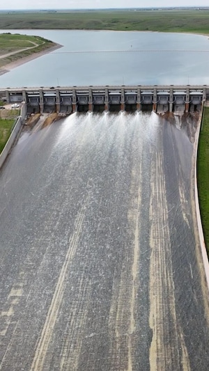 Le barrage Gardiner déverse les eaux du lac Diefenbaker vers la rivière Saskatchewan sud.