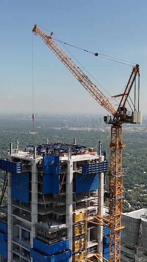 Une tour en construction, en arrière-plan un paysage dégagé