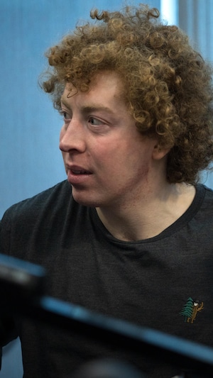 Brendan dans le studio de radio. Février 2026.