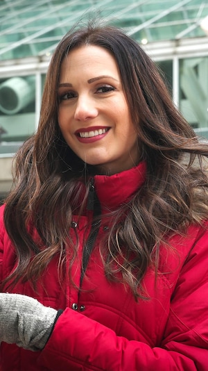 Camille Bourdeau qui présente un drapeau canadien.