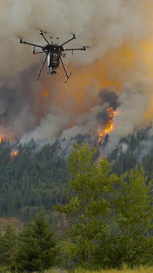 Un drone fait du surplace. 