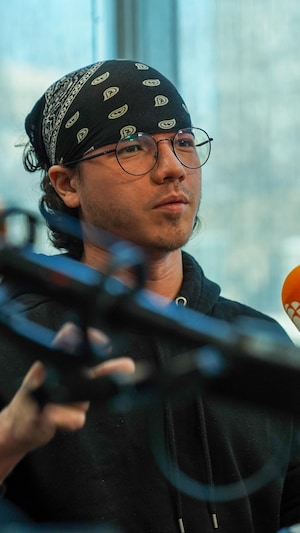 Félix en conversation dans le studio radio. Fév 2026.