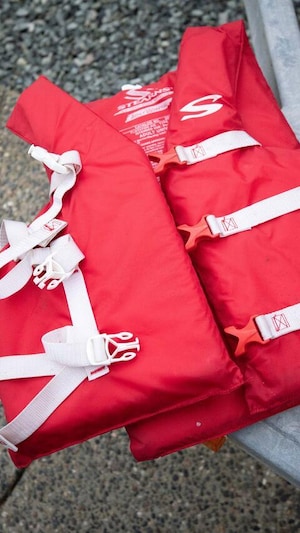 Un gilet de sauvetage est disposé sur de l'asphalte.