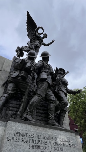 Le monument aux braves de Sherbrooke vu de dessous.
