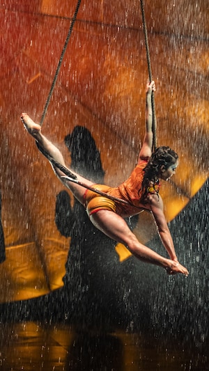 Une acrobate du spectacle «Luzia» du Cirque du Soleil.