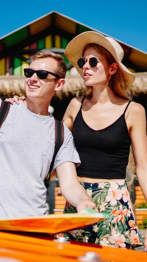 Un couple en vacances.