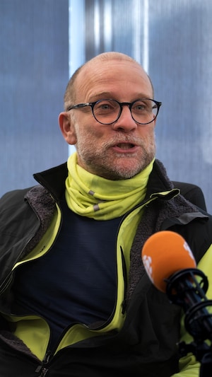 Sébastien dans le studio radio qui discute avec l'animateur ( qui n'est pas dans le champ de la caméra ). 10 février 2026.