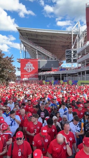 Une foule de supporters sort du stade et se dirige vers la sortie de Exhibition place.