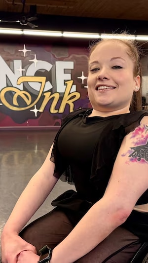 Sheri-Lynn Turgeon est assise dans son fauteuil roualnt dans son studio de danse.