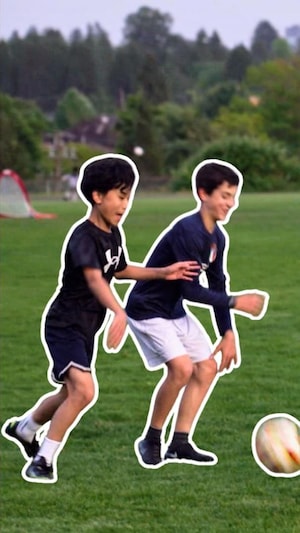 Deux jeunes jouent au soccer.
