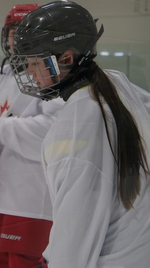 Des jeunes personnes jouent au hockey sur glace, à Yellowknife, le 16 février 2024.