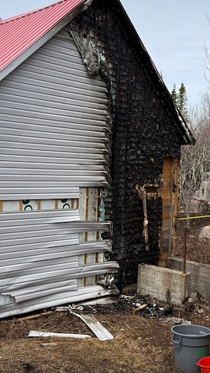 Un feu de broussaille a menacé l’église de Baie-Johan-Beetz cette fin de semaine. Des résidents se sont dressés contre lui.