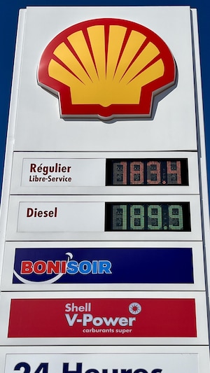 Le prix du litre d'essence reste élevé dans de nombreuses stations-service au Québec et en Ontario, après avoir bondi jusqu'à près de 20-cents de plus hier matin. 