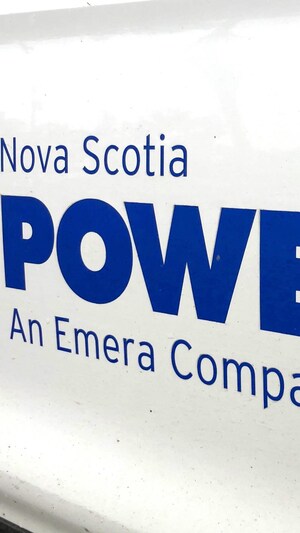 Logo et nom de Nova Scotia Power sur la portière blanche d'un véhicule.