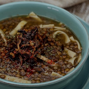 Un bol de soupe est sur une table.