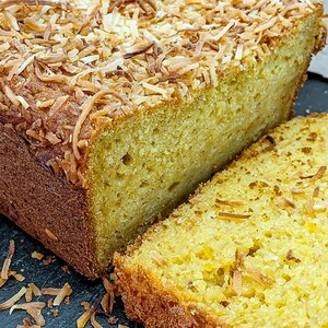 Une tranche coupée du cake à la courge, noix de coco et cari d’Émilie Rizzetto.
