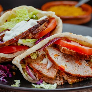 Des sandwichs au pain de viande servis sur une assiette.