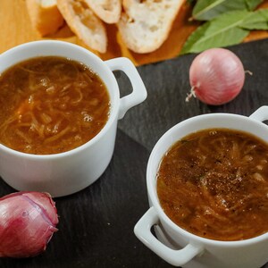Deux bols de soupe à l’oignon.
