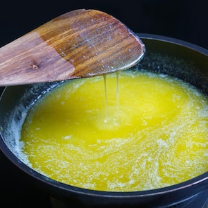 Beurre fondu dans un poêlon.