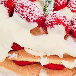 Un gâteau aux fraises avec de la crème.