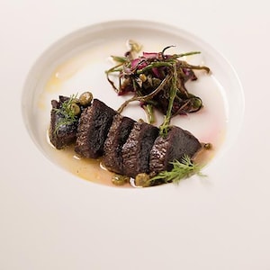 Tataki de loup marin et salade d’algues du fleuve.