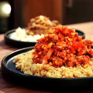 Une assiette composée de quinoa et de sauté mexicain.