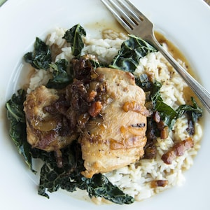 Servies sur un lit de riz et de chou kale.