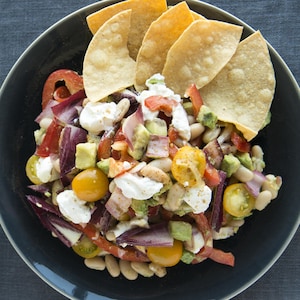 Un bol de salade mexicaine avec des croustilles de maïs.