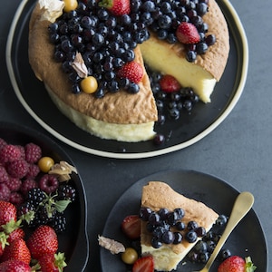 Un gâteau au fromage japonais avec des bleuets.