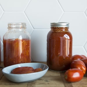 Sauce tomate et tomates entières dans des pots Masson.
