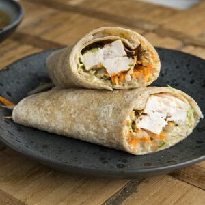 Des wraps au poulet et à l'houmous