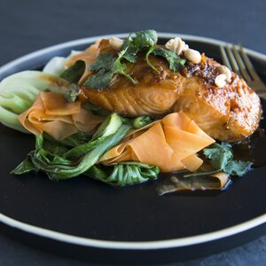 Le plat de saumon est dressé dans une assiette.