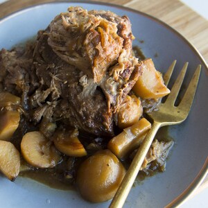 Le plat est dans une assiette sur le coin de la table.