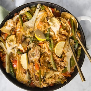 Le plat est dans une casserole.