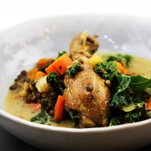 La soupe est dans un bol avec peu de bouillon et beaucoup de légumes.