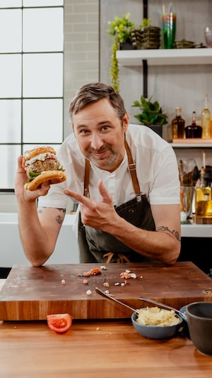 Bob le Chef présente son burger d'agneau.