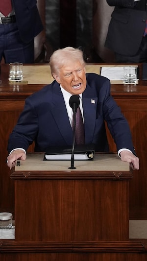 Le président Donald Trump s'exprime devant le Congrès américain, devant son vice-président, J.D. Vance et le président de la Chambre des représentants, Mike Johnson.