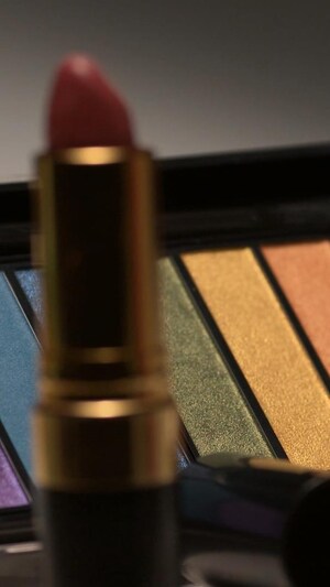 Image en gros plan d'une palette d'ombres à paupières et d'un rouge à lèvres.