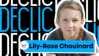 Lily-Rose Chouinard regarde la caméra. Derrière elle, le mot « Déclic » est répété à de multiples fois.