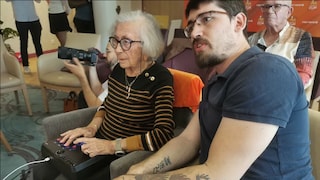 Germaine (95 ans) et son co-équipier Jean-Louis (trentaine) jouent un jeu vidéo.