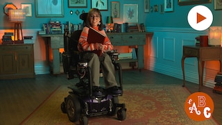Une femme, qui tient un livre, est assise dans un fauteuil roulant sur un tapis, devant un décor rempli de lampes, de livres et de cadres. Le logo de la série l'ABC et le bouton Jouer sont à droite.
